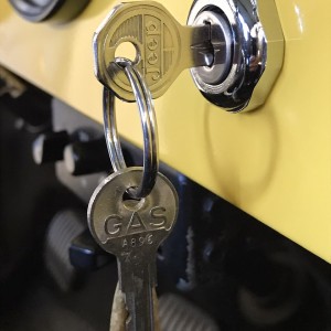 Original keys for ignition and locking gas cap